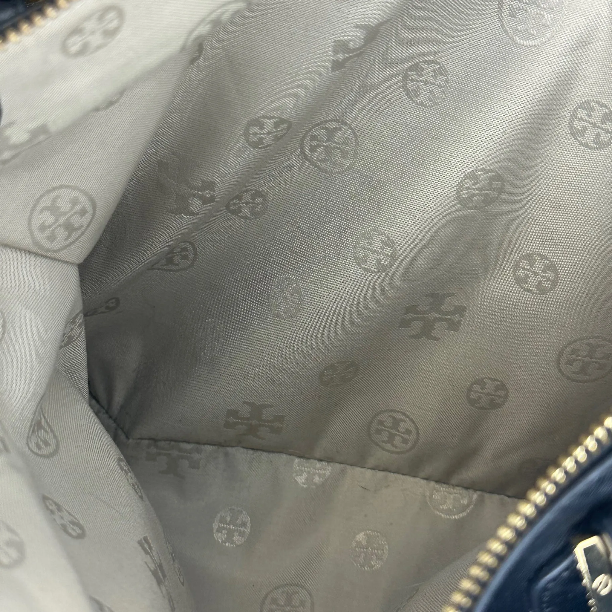 Sure! The optimized title for this e-commerce product in English, requiring modifiers, could be: Chic Tory Burch Small Robinson Double Zip Black Leather Handbag