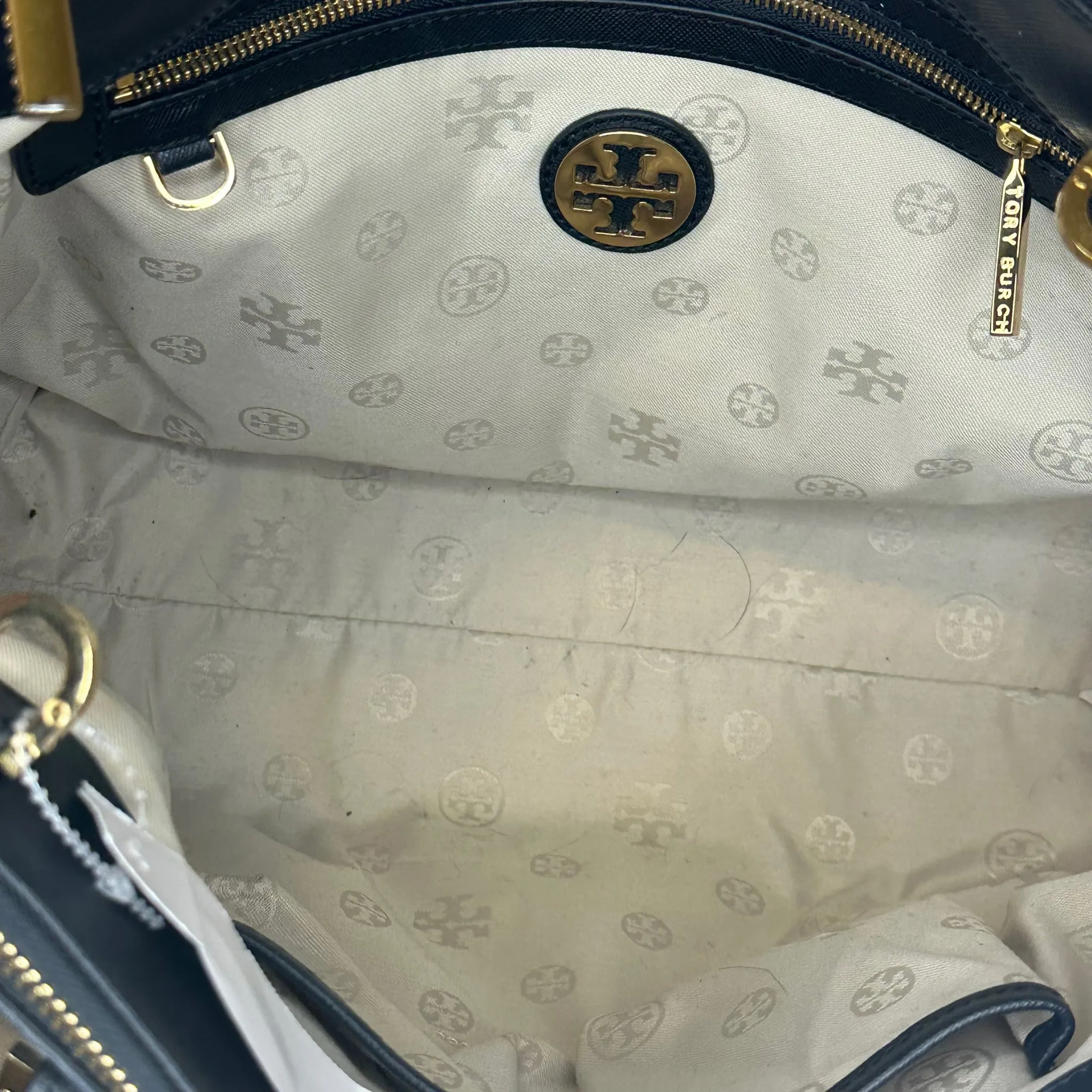 Sure! The optimized title for this e-commerce product in English, requiring modifiers, could be: Chic Tory Burch Small Robinson Double Zip Black Leather Handbag