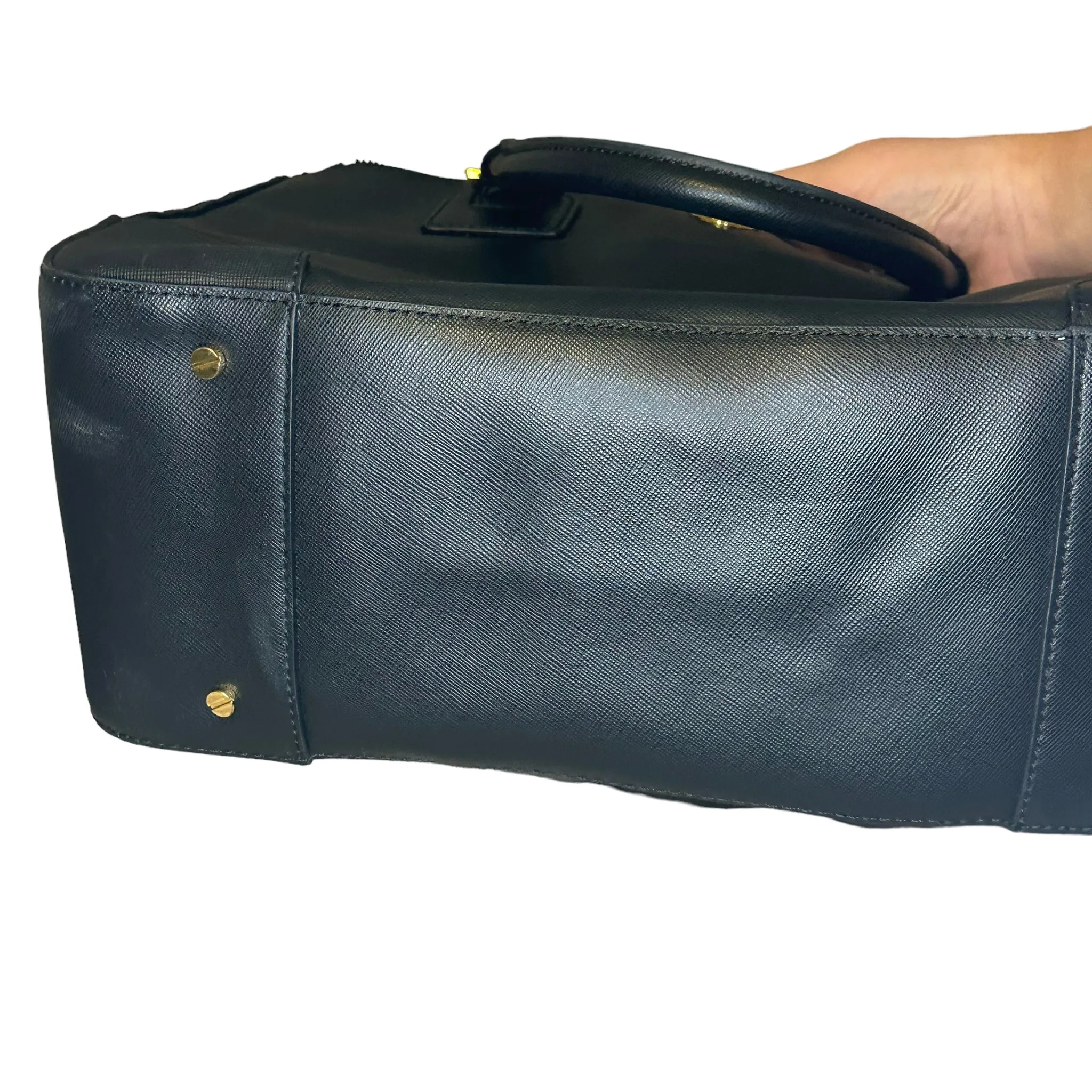 Sure! The optimized title for this e-commerce product in English, requiring modifiers, could be: Chic Tory Burch Small Robinson Double Zip Black Leather Handbag