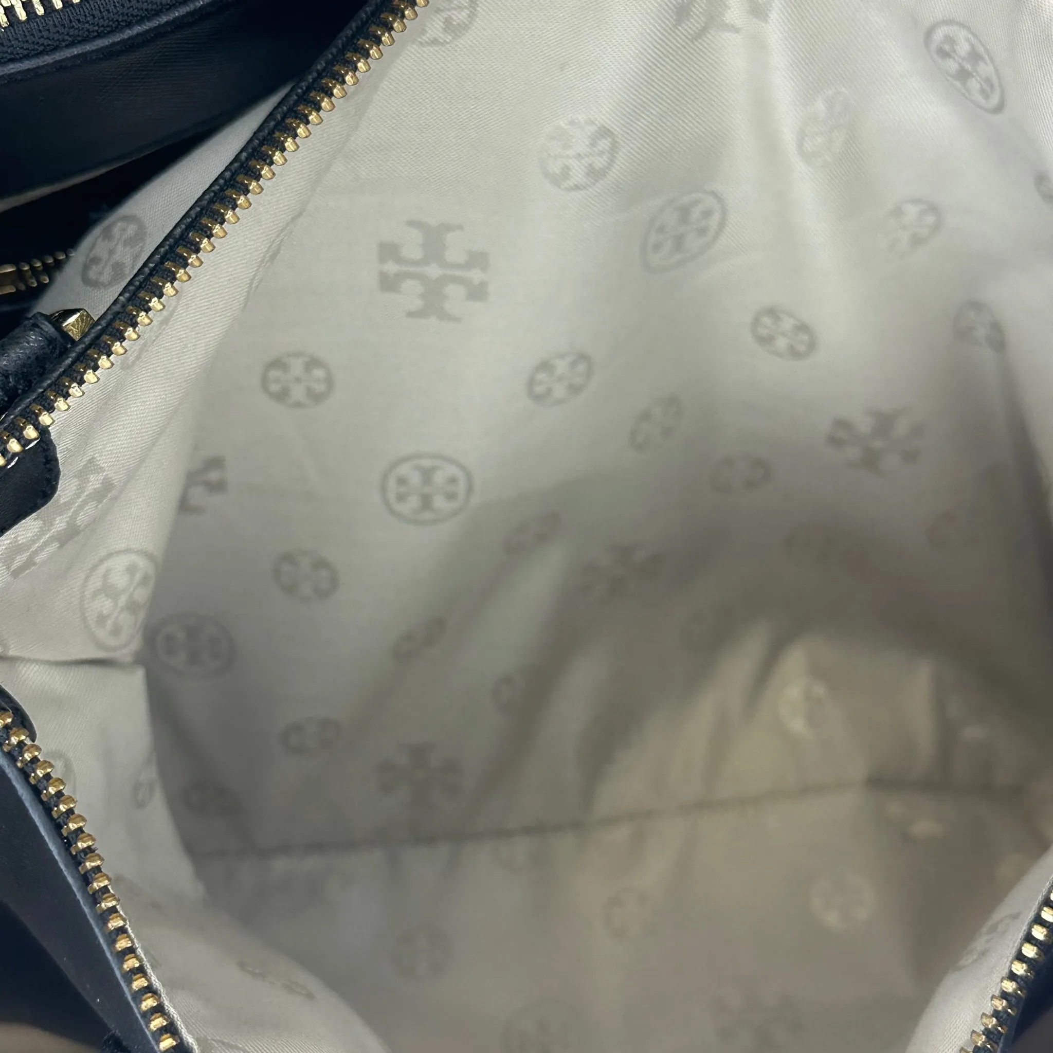 Sure! The optimized title for this e-commerce product in English, requiring modifiers, could be: Chic Tory Burch Small Robinson Double Zip Black Leather Handbag