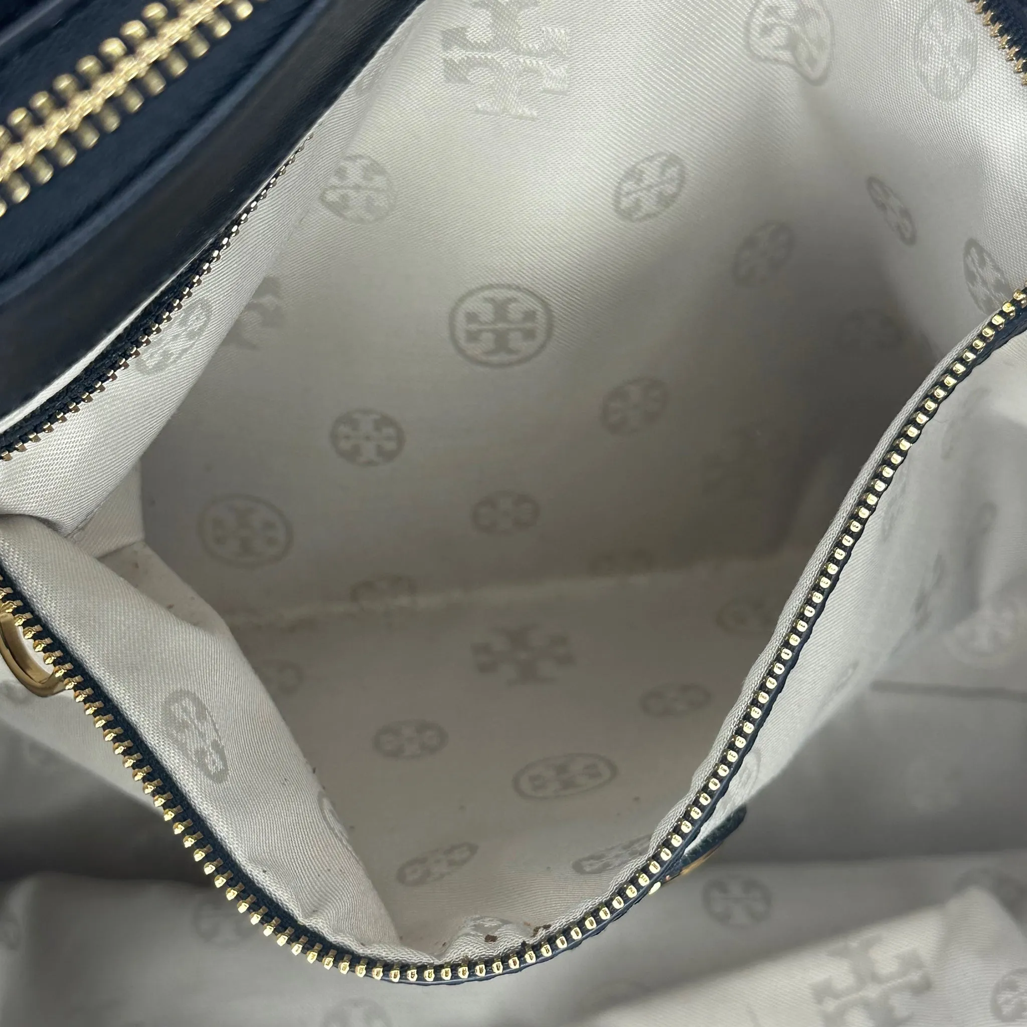 Sure! The optimized title for this e-commerce product in English, requiring modifiers, could be: Chic Tory Burch Small Robinson Double Zip Black Leather Handbag